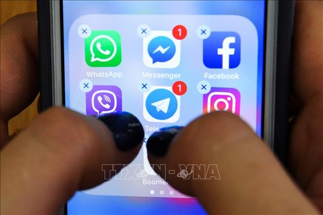 Biểu tượng của các nền tảng mạng xã hội trên màn hình điện thoại thông minh. Ảnh: AFP/TTXVN 